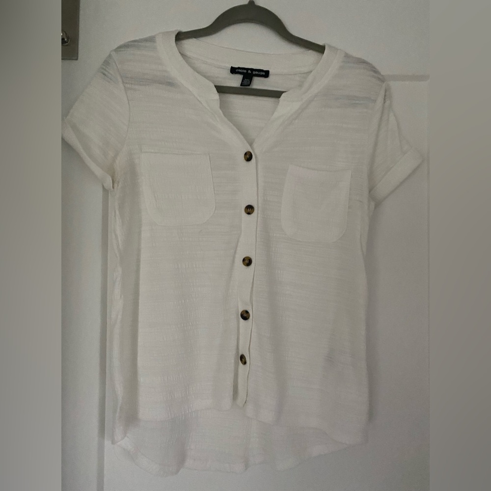 White button front cable and gauge tshirt size medium
